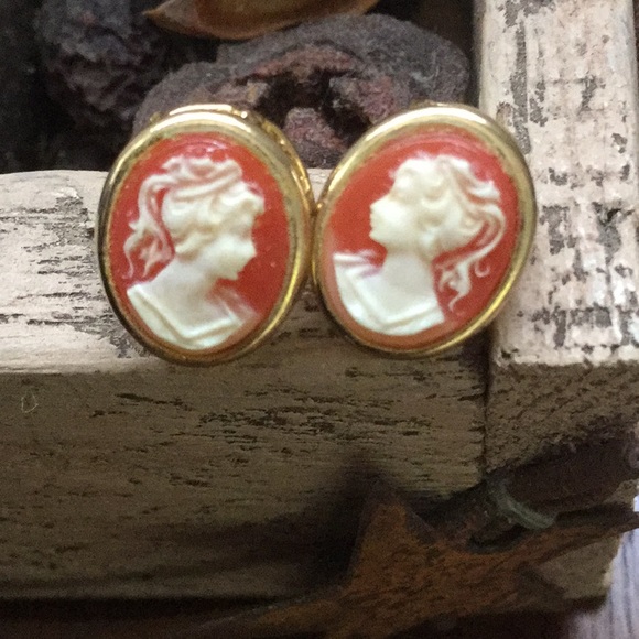 Jewelry - Gold cameo earrings
